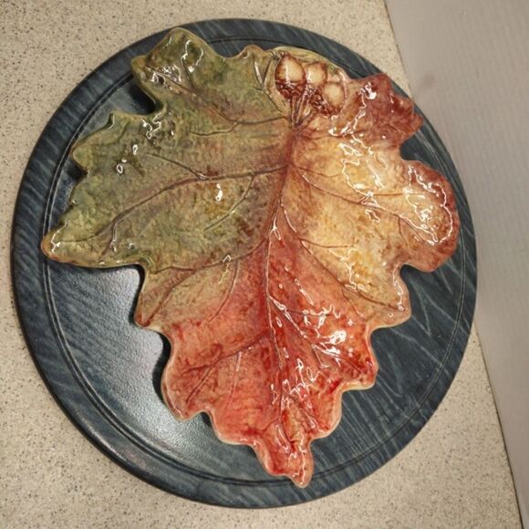 👍 Medium Leaf Serving Tray Ceramic. C6 - Picture 1 of 5